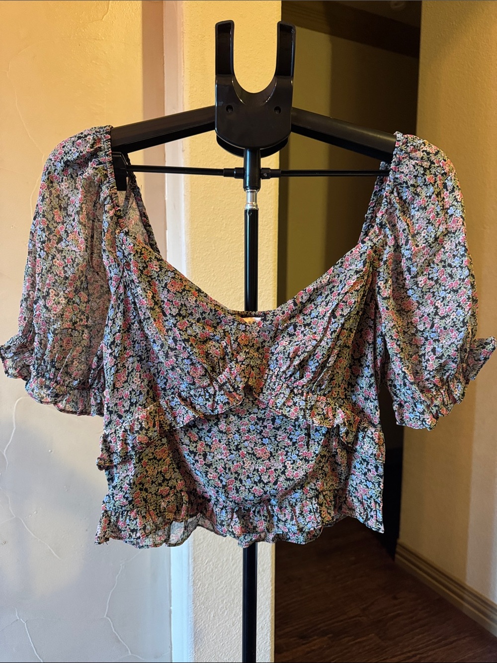Lush Black Floral Puff-Sleeve Crop Top